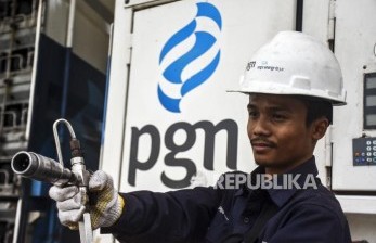 DPR Komisi VII meminta Pemerintah memberikan insentif kepada PGN untuk melaksanakan kebijakan penurunan harga gas. Foto petugas memeriksa selang penyalur gas PGN, (ilustrasi).