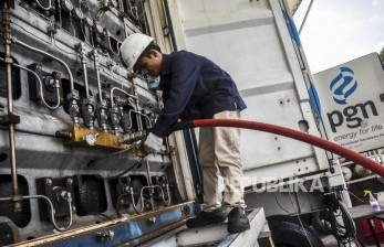 Petugas memeriksa selang penyalur gas di area SPBG MRU PGN, Jalan Banten, Kota Bandung, Kamis (5/12).