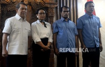 Menteri Luar Negeri Retno LP Marsudi (dua kiri) berfoto bersama Duta Besar Indonesia untuk Filipina Sinyo Sarundajang (kiri) dan WNI yang sempat disandera kelompok Abu Sayyaf di Filipina Maharudin bin Lunani (dua kanan) dan Samiun bin Maneu (kanan) usai acara penyerahterimaan WNI di Kantor Kementerian Luar Negeri, Jakarta, Kamis (26/12).