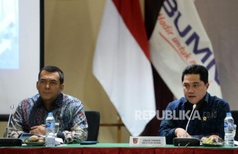 Menteri BUMN Erick Thohir bersama Direktur Utama PT. Krakatau Steel (Persero) tbk. Silmy Karim saat pemaparan Public Exspose Krakatau Steel 2020 di Kantor Kementerian BUMN, Jakarta, Selasa (28/1).