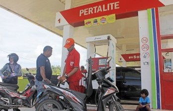 Petugas SPBU melayani masyarakat dengan mengisi BBM jenis Pertalite (ilustrasi). Kuota bahan bakar minyak (BBM) jenis Pertalite untuk dua Agen Penyalur Premium dan Minyak Solar (APMS) di Kabupaten Jayawijaya, Provinsi Papua dikurangi oleh Pertamina sebanyak 50 hingga 60 kiloliter.
