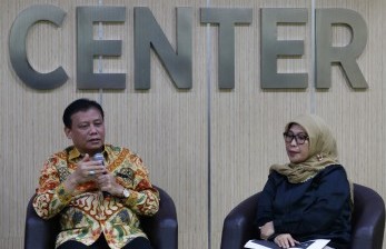 Ketua Bawaslu Abhan (kiri) bersama Anggota Bawaslu Ratna Dewi Pettalolo (kanan) memberikan paparan saat diskusi Pemilu 2019 di Gedung Bawaslu, Jakarta, Jumat (8/3/2019).
