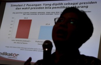 Direktur Eksekutif Indikator Politik Indonesia Burhanuddin Muhtadi memaparkan hasil survei.