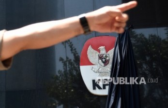 ICW menyebut hasil asesmen menjadi episode akhir dalam upaya menghabisi dan membunuh KPK. [Foto: Selembar kain hitam yang menutupi logo KPK tersibak]