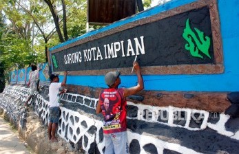 Papua Barat membebaskan biaya visa bagi WNA guna menjaring peningkatan sektor investasi dan pariwisata. Foto, sejumlah pemuda mengecat tembok jalanan di Jalan Ahmad Yani Kota Sorong, Papua Barat (ilustrasi). 