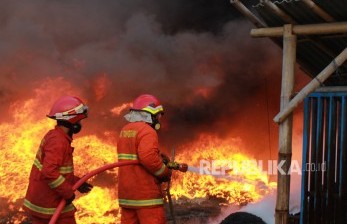 Pabrik Karpet Talang di Tangerang Terbakar Diduga Korsleting, Kerugian Capai Rp500 Juta