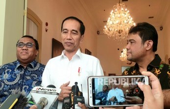 Presiden Joko Widodo (tengah) didampingi Presiden Konfederasi Serikat Pekerja Seluruh Indonesia (KSPSI) Andi Gani Nuwa Wea (kiri) dan Presiden Konfederasi Serikat Pekerja Indonesia (KSPI) Said Iqbal. (ilustrasi)