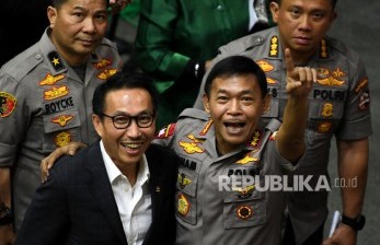 Ketua Komisi III DPR Herman Hery (bawah, kiri) 