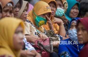 Karyawan pabrik tekstil yang terkena PHK (ilustrasi) 