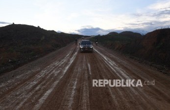 Panitia Kerja (Panja) Rancangan Undang-Undang Ibu Kota Negara (RUU IKN) sepakat bahwa pembahasan RUU tersebut akan dibawa ke tingkat tim perumus (timus).. Foto: Mobil yang membawa Presiden Joko Widodo melewati jalan berlumpur saat meninjau lokasi rencana ibu kota baru di Sepaku, Penajam Paser Utara, Kalimantan Timur, Selasa (17/12/2019).