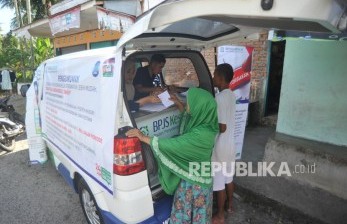 Petugas melayani warga menggunakan Mobile Customer Service (MCS) BPJS Kesehatan di Balai Gadang, Padang, Sumatera Barat, Kamis (9/1/2020). 