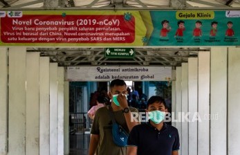Sejumlah pengunjung rumah sakit mengenakan masker di Rumah Sakit Umum Pusat (RSUP) dr Kariadi, Semarang, Jawa Tengah