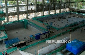 Pekerja menyelesaikan pembangunan venue Aquatic PON XX Papua. Komisi X DPR mendesak pemerintah menunda penyelenggaraan PON XX di Papua.