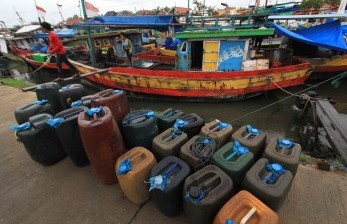 Nelayan menyiapkan perbekalan BBM sebelum melaut di Karangsong, Indramayu, Jawa Barat.