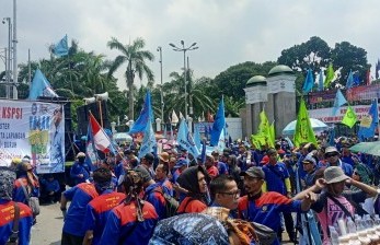 Ribuan buruh dari KSPSI melakukan unjuk rasa di depan Kompleks Parlemen RI