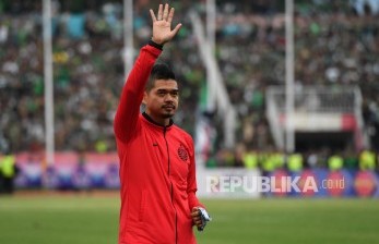 Manajer Persija Bambang Pamungkas melambaikan tangan usai menerima medali penghargaan Pemenang kedua Piala Gubernur Jawa Tiimur 2020 di Stadion Gelora Delta Sidoarjo, Jawa TImur, Kamis (20/2/2020).