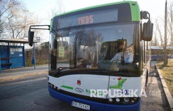 Bus khusus untuk transportasi tenaga medis yang bekerja mengatasi wabah corona beroperasi di Krakow, Polandia, Senin (6/4).