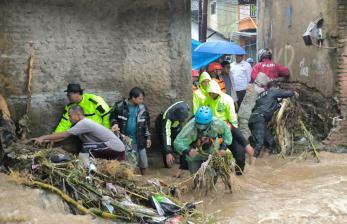 Banjir Bandang Terjang Sukabumi, Polri Evakuasi Ibu dan Bayi dari Gang Sempit