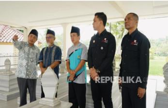 Yayasan Merah Putih Peduli Nyekar di Makam RM Margono Djojohadikusumo