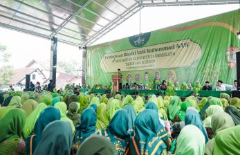 Cagub Jabar, KH Acep-Gita Temui 10.000 Muslimat NU Tasikmalaya