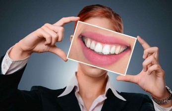 Tak Perlu Dijajal, 3 Tren Cara Memutihkan Gigi Ini tidak Manjur Menurut Dokter