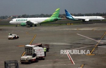 Aktivitas penerbangan di Terminal 2 Bandara Soekarno Hatta, Tangerang, Banten (ilustrasi)