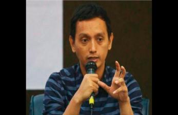 Al Araf menolak gagasan pengembalian dwi fungsi ABRI (TNI).