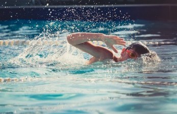 Manfaat Berenang Bagi Anak-anak dan Anjuran Usia untuk Memulainya