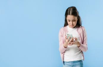 Australia menetapkan rancangan undang-undang (RUU) digital baru, untuk melindungi anak di bawah umur. Berdasarkan undang-undang tersebut, platform media sosial harus membuat persetujuan orang tua bagi pengguna di bawah 16 tahun.
