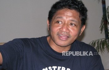 Musisi Andre Hehanusa Hibur Korban Erupsi Gunung Lewotobi Laki-Laki