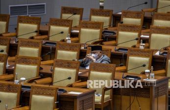 Anggota DPR mengikuti rapat paripurna DPR Ke-10 masa Persidangan II Tahun Sidang 2021-2022 di Kompleks Parlemen, Senayan, Jakarta, Selasa (7/12/2021). Dalam rapat tersebut DPR menyetujui Rancangan Undang-Undang tentang perubahan atas Undang-Undang Nomor 16 tahun 2004 tentang Kejaksaan. 