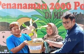 Dorong Ekonomi Hijau, Tina Wiryawati Tanam 2.000 Pohon Aren di Kampung Adat Kuta