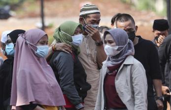 Anggota keluarga berduka saat pemakaman di bagian khusus Pemakaman Umum Jombang yang disediakan untuk mereka yang meninggal karena COVID-19, di Tangerang. Virus corona jenis baru telah berdampak serius ke belasan ribu anak Indonesia yang kehilangan orang tua atau pengasuh utamanya. Pemerintah sedang menggodok skema bantuan bagi anak-anak yang kehilangan pengasuh utamanya akibat Covid-19.