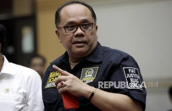 Wakil Ketua Komisi II DPR RI, Junimart Girsang mendesak Pemerintah Daerah (Pemda) memberikan perhatian khusus kepada para Guru non PNS di daerahnya masing-masing. 