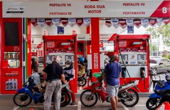 Tampak antrean sepeda motor di sebuah stasiun pompa bensin. Wakil Ketua Komisi VI DPR Sarmuji menanggapi rencana pemerintah yang ingin menaikkan harga bahan bakar minyak (BBM) jenis Pertalite. Menurutnya, kenaikan harga tersebut harus diukur berdasarkan kemampuan masyarakat.