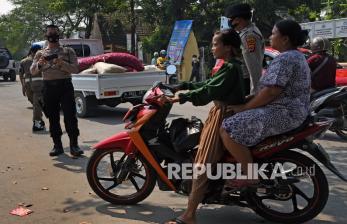 Anggota Polisi mencegar pengendara sepeda motor yang kedapatan tidak memakai masker saat Razia Pelanggaran Protokol Kesehatan di Jalan Unyur, Trondol, Serang, Banten, Kamis (15/7/2021). Razia digelar untuk menegakkan disiplin penerapan protokol kesehatan guna mencegah penyebaran COVID-19. 