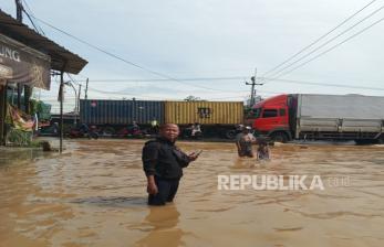 Banjir Genangi Jalur Pantura Cirebon, Antrian Kendaraan Mengular