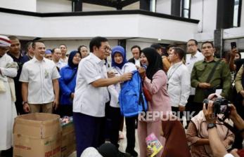 Bantuan Makanan Disalurkan ke Pengungsi Korban Banjir di Jakarta Timur