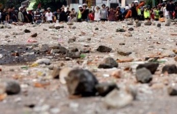 Halau Pelajar Tawuran di Jalan Tuparev Cirebon, Mobil Polisi Rusak