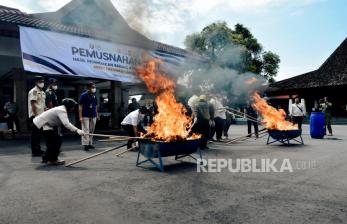 Bea Cukai Madiun Musnahkan Jutaan Batang Rokok dan Minol Ilegal