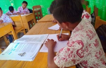 Anak sekolah belajar, (ilustrasi).