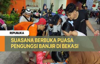 Suasana Berbuka Puasa Pengungsi Banjir di Bekasi