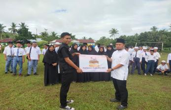 HUT Ke-77 RI, BMH Berikan Santunan untuk Guru Honorer di Liang, Maluku Tengah