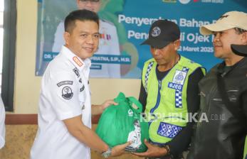 Kang DS Salurkan Paket Sembako untuk Ojek dan Petugas Kebersihan