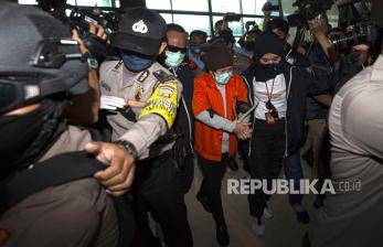 Buronan pelaku pembobolan Bank BNI Maria Pauline Lumowa (tengah) berjalan dengan kawalan polisi usai tiba di Bandara Internasional Soekarno-Hatta, Tangerang, Banten, Kamis (9/7/2020). Tersangka pelaku pembobolan kas Bank BNI cabang Kebayoran Baru lewat Letter of Credit (L/C) fiktif sebesar Rp1,7 triliun diekstradisi dari Serbia setelah menjadi buronan sejak 2003. 