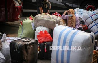 Calon penumpang bus menunggu jadwal keberangkatan di Terminal Poris Plawad, Kota Tangerang, Banten, (ilustrasi)