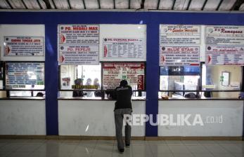 Calon penumpang membeli tiket bus di Terminal Tipe A Poris Plawad, Kota Tangerang, Banten, Rabu (19/5/2021). Terminal tersebut kembali beroperasi dan memberangkatkan bus antar kota antar provinsi (AKAP) setelah berakhirnya masa larangn mudik Lebaran.