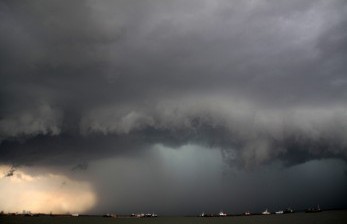 Cuaca ekstrem (ilustrasi). Wakil Ketua Komisi VII DPR Eddy Soeparno melihat tak adanya koordinasi antara Badan Riset dan Inovasi Nasional (BRIN) dengan Badan Meteorologi, Klimatologi, dan Geofisika (BMKG) dalam menyampaikan prakiraan cuaca pada 28 Desember 2022. 