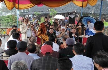 Dalam kunjungan kerja ke Provinsi Jawa Tengah, Komisi IV DPR RI mendesak Badan Usaha Milik Negara (BUMN) kluster pangan agar mengutamakan kepentingan petani. 