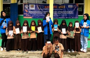 Mahasiswa BSI Explore Sumbangkan Buku untuk SD Babakan Peundeuy Tasikmalaya